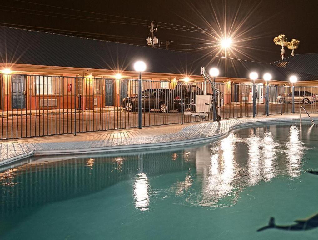 Americas Best Value Inn Sinton Exterior photo